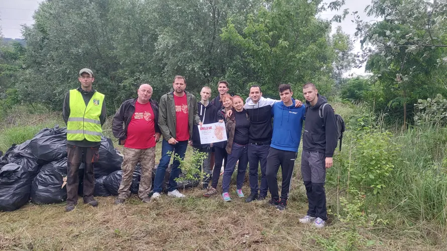 Firemní dobrovoľníci čistili Lamač v rámci podujatia Naše mesto