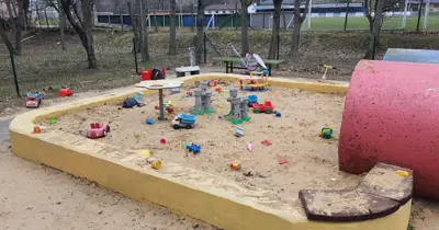 Nenechávajte hračky na detských ihriskách