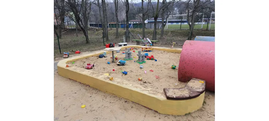 Nenechávajte hračky na detských ihriskách