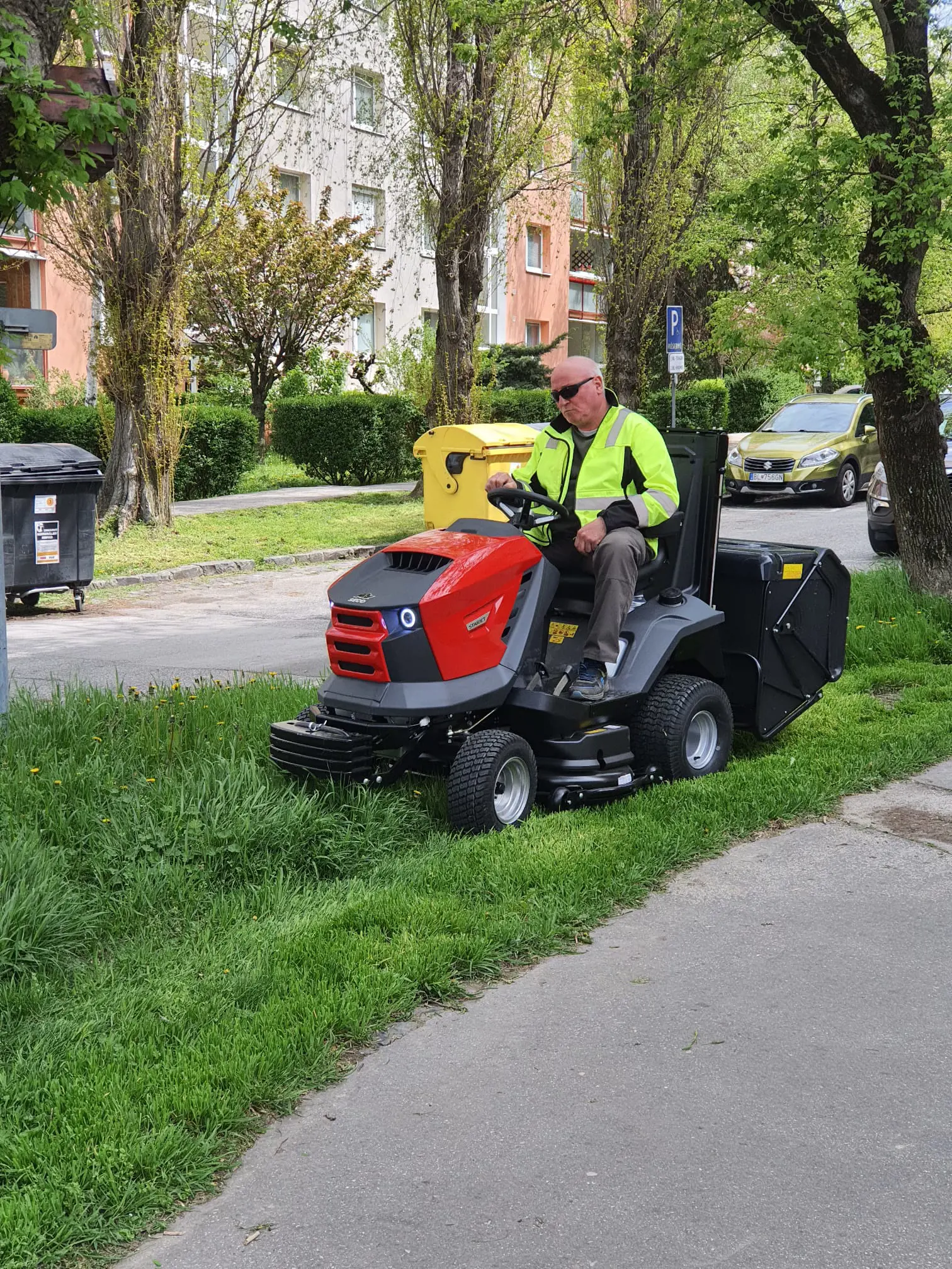 Nová kosačka nám uľahčí prácu