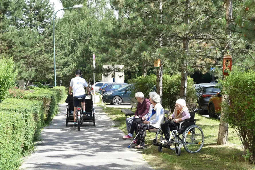 Lamačskí seniori majú rikšu