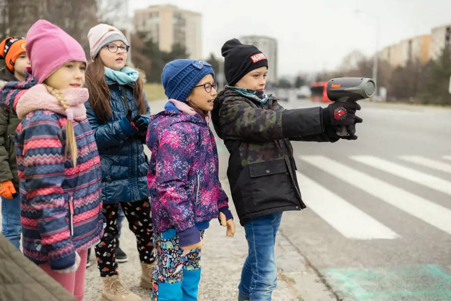 Tretina rodičov považuje dopravnú situáciu v okolí školy za nebezpečnú