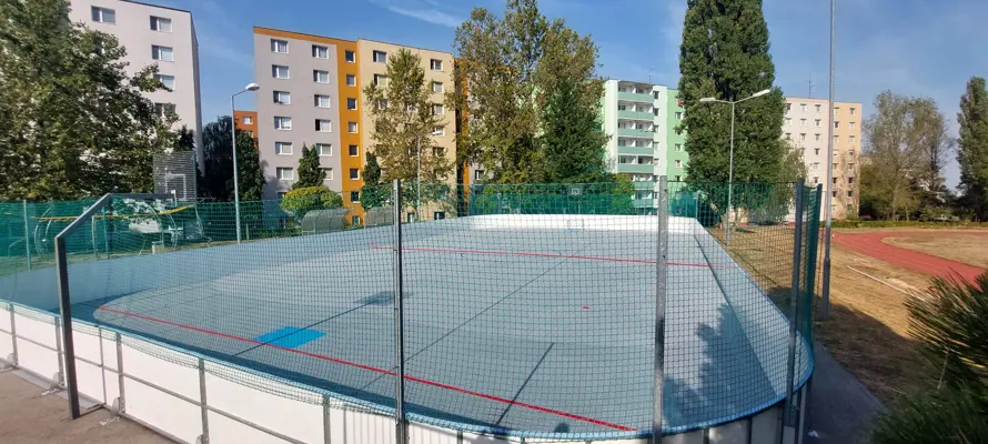 Hokejbalisti sa tešia z vynoveného ihriska